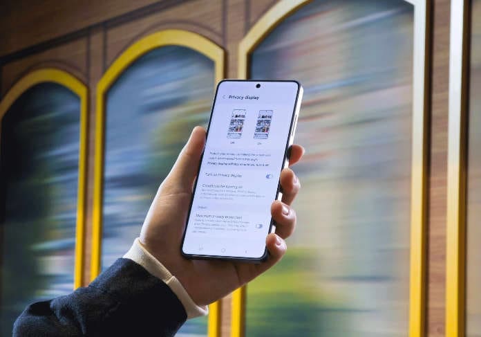 016-lifesytle-samsung-galaxy-s26ultra-cobaltviolet-privacy-display-trambooth 016-lifesytle-samsung-galaxy-s26ultra-cobaltviolet-privacy-display-trambooth